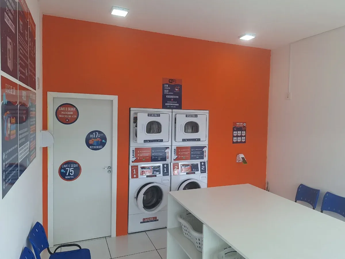Área interna da Lavanderia Self-Service em Curitiba