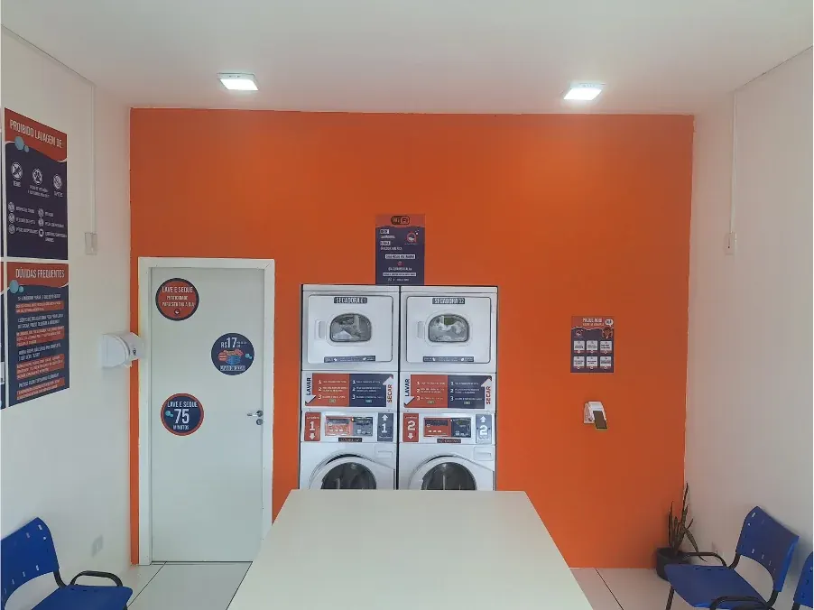 Interior da Lavanderia Express Self-Service em Curitiba