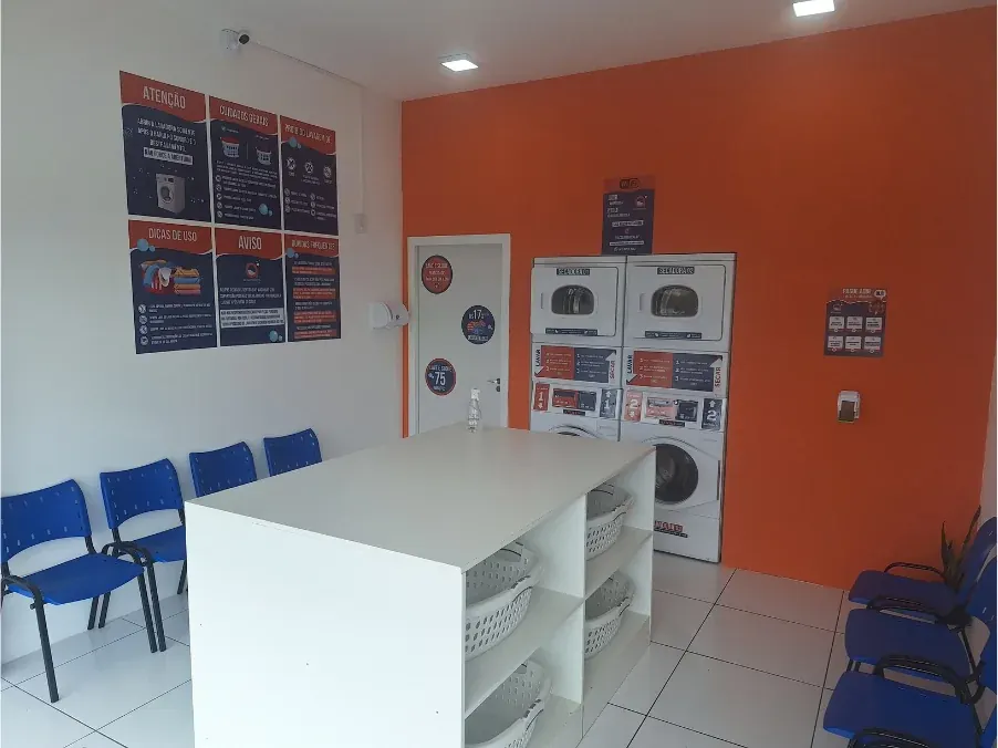 Espaço interno da lavanderia automática no Uberaba